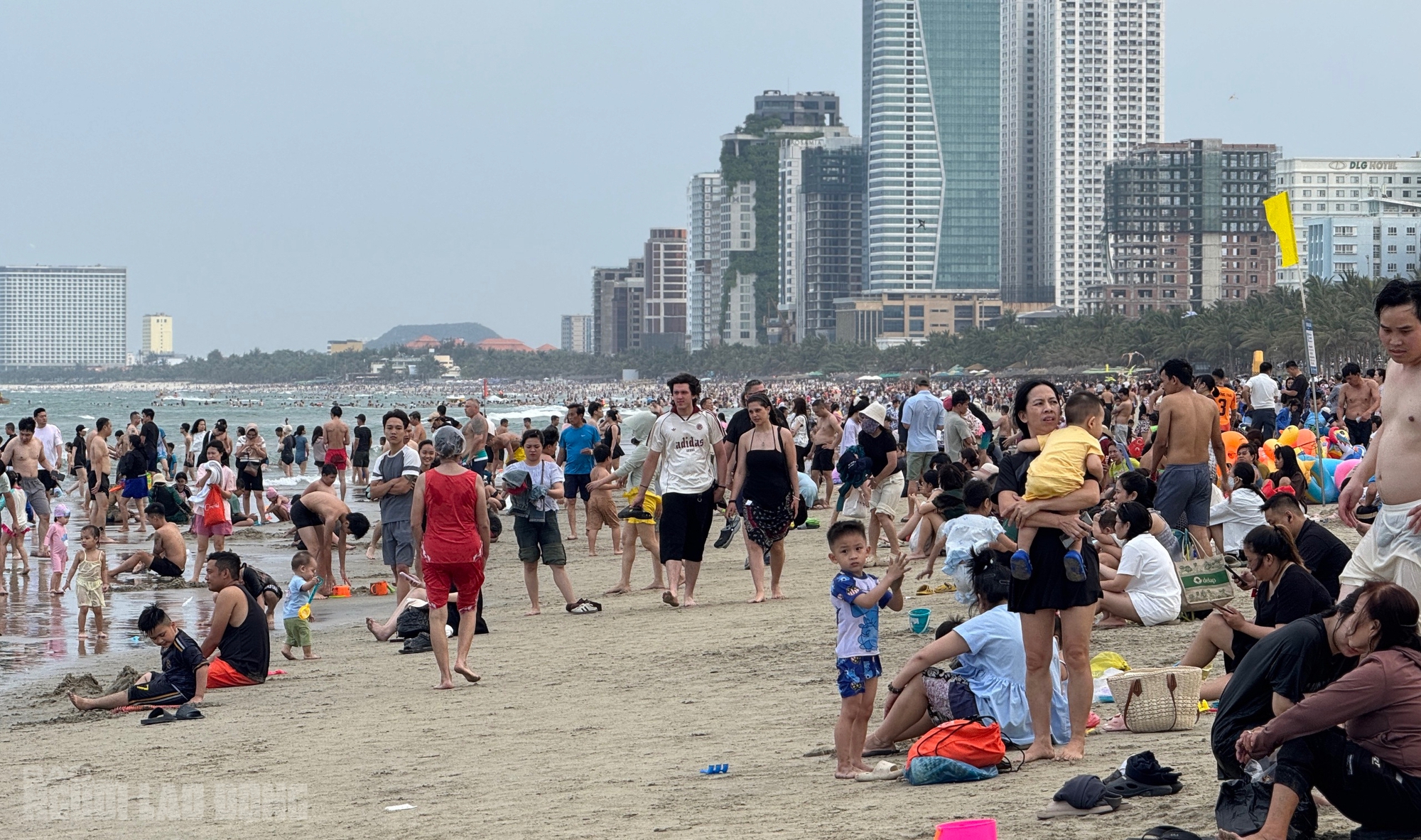 B&atilde;i biển Đ&agrave; Nẵng đ&ocirc;ng k&iacute;n người trong ng&agrave;y nghỉ lễ 30 - 4 2026 - Ảnh 1.