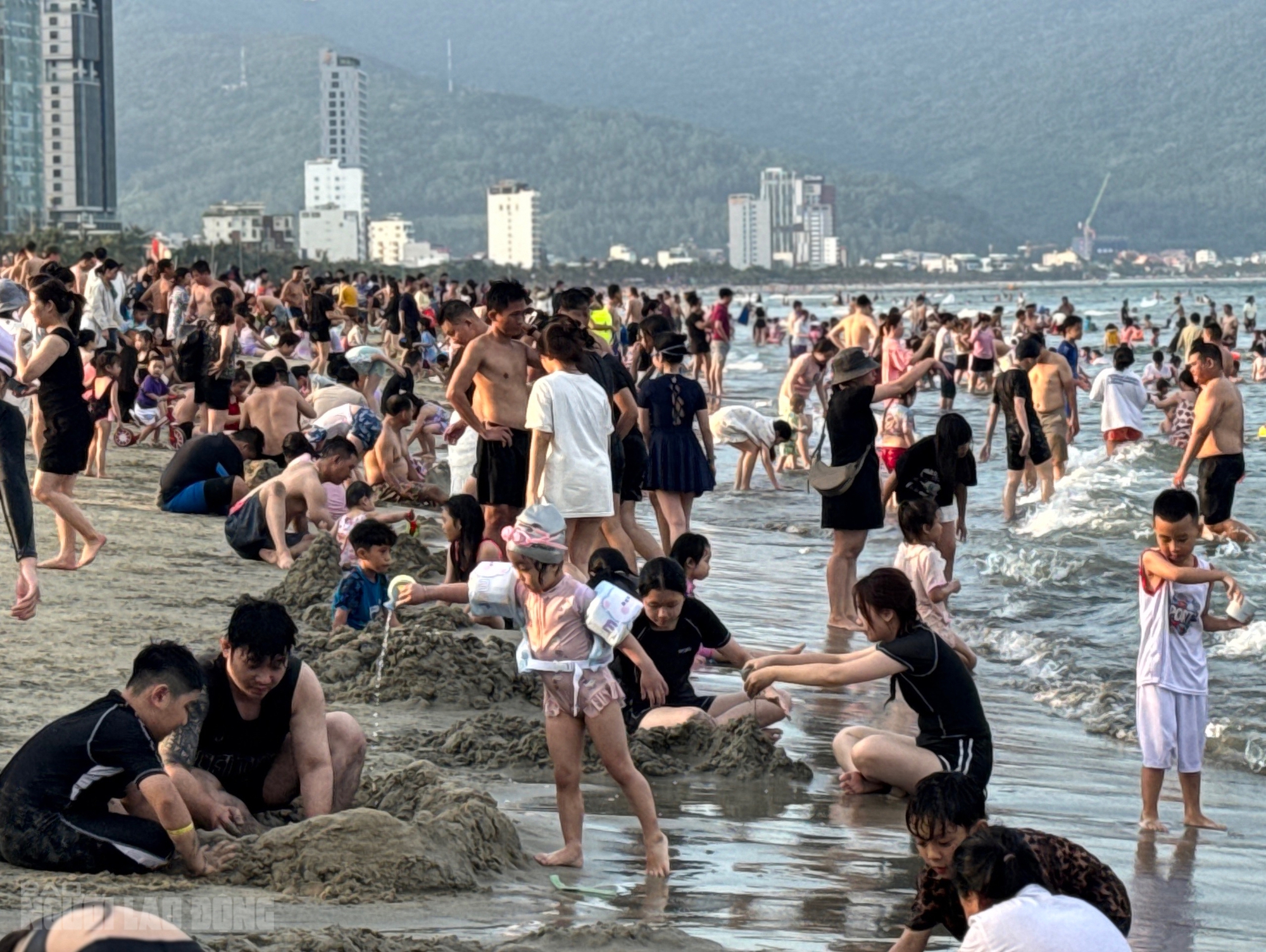 B&atilde;i biển Đ&agrave; Nẵng đ&ocirc;ng k&iacute;n người trong ng&agrave;y nghỉ lễ 30 - 4 2026 - Ảnh 2.