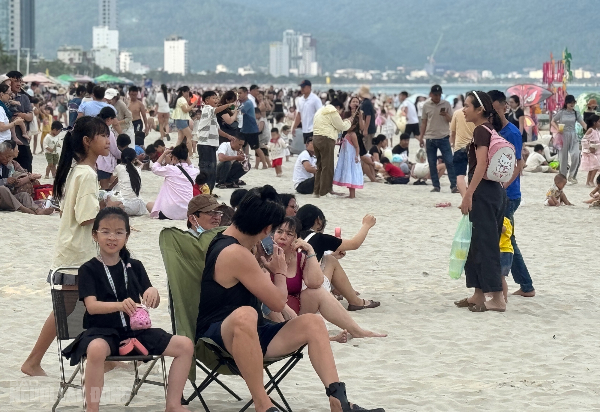 B&atilde;i biển Đ&agrave; Nẵng đ&ocirc;ng k&iacute;n người trong ng&agrave;y nghỉ lễ 30 - 4 2026 - Ảnh 3.