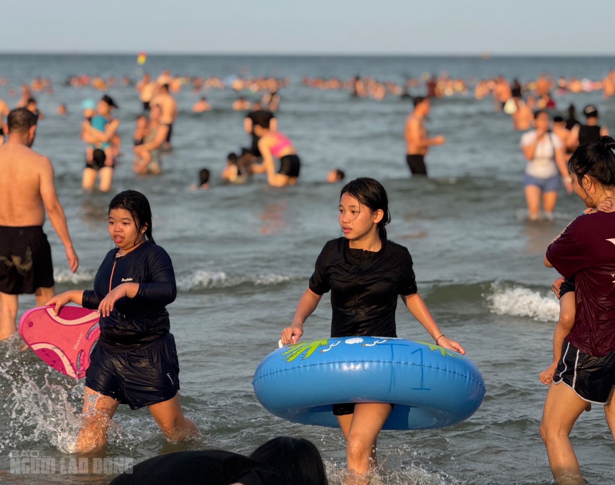 B&atilde;i biển Đ&agrave; Nẵng đ&ocirc;ng k&iacute;n người trong ng&agrave;y nghỉ lễ 30 - 4 2026 - Ảnh 7.