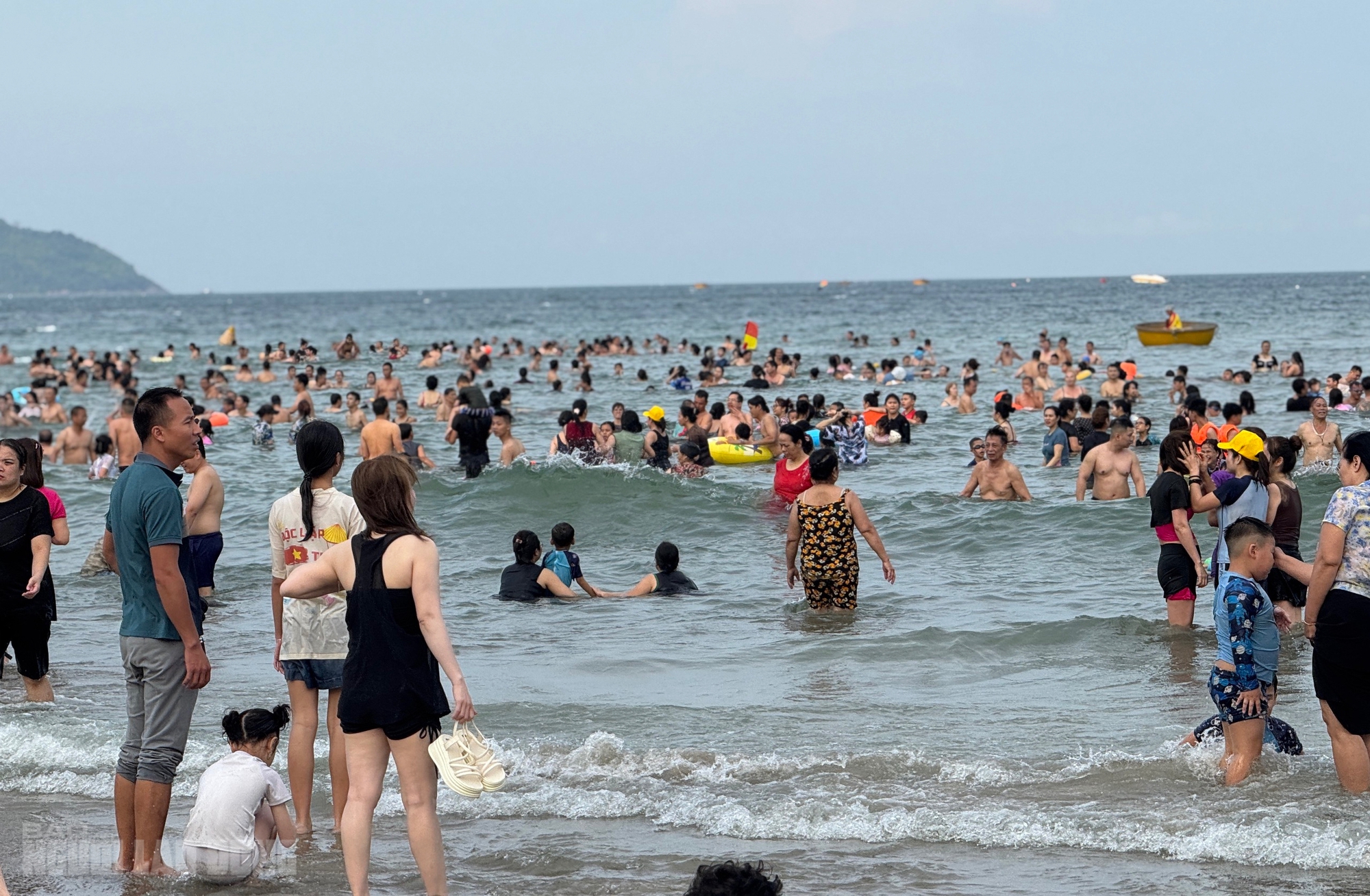 B&atilde;i biển Đ&agrave; Nẵng đ&ocirc;ng k&iacute;n người trong ng&agrave;y nghỉ lễ 30 - 4 2026 - Ảnh 10.