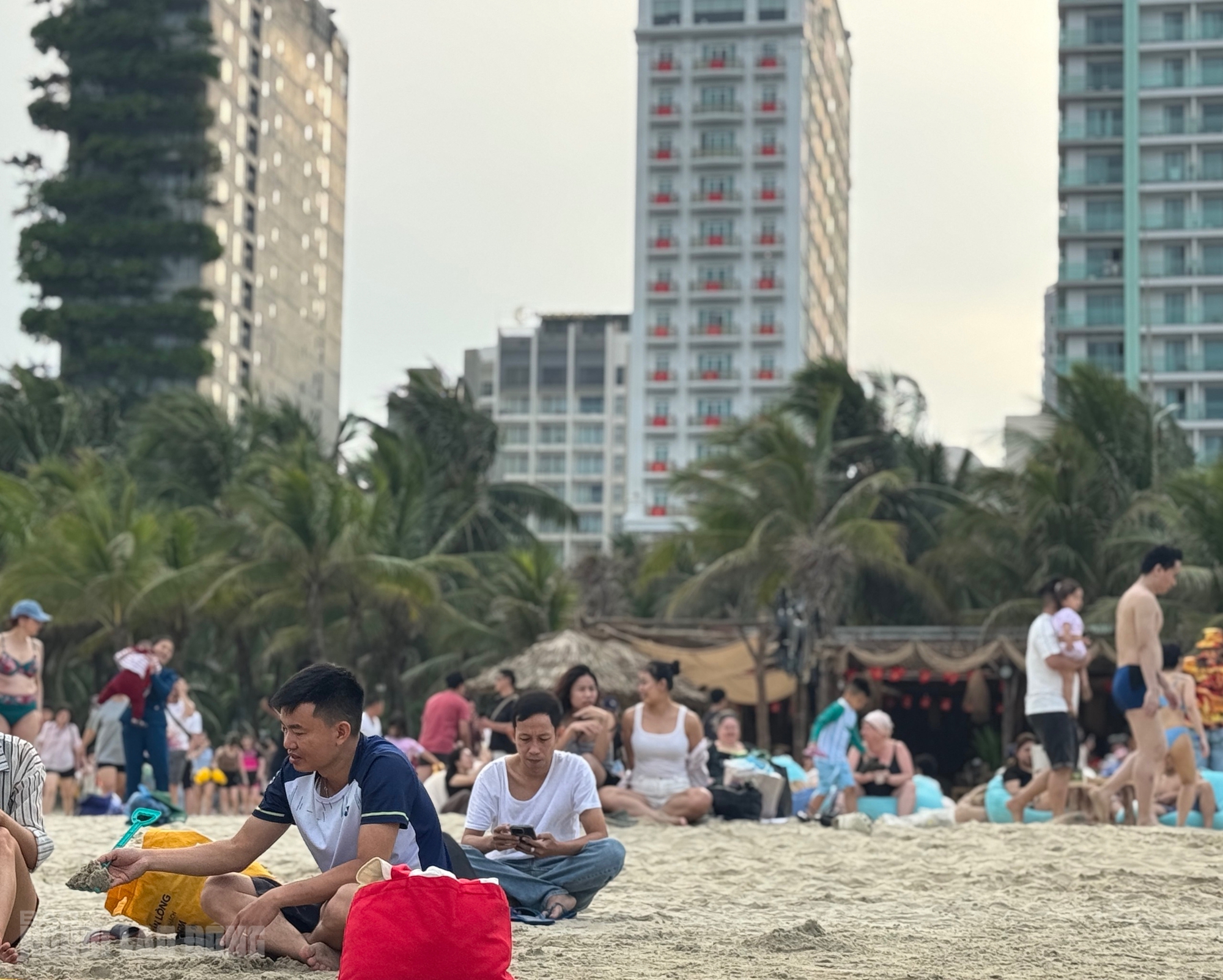 B&atilde;i biển Đ&agrave; Nẵng đ&ocirc;ng k&iacute;n người trong ng&agrave;y nghỉ lễ 30 - 4 2026 - Ảnh 11.