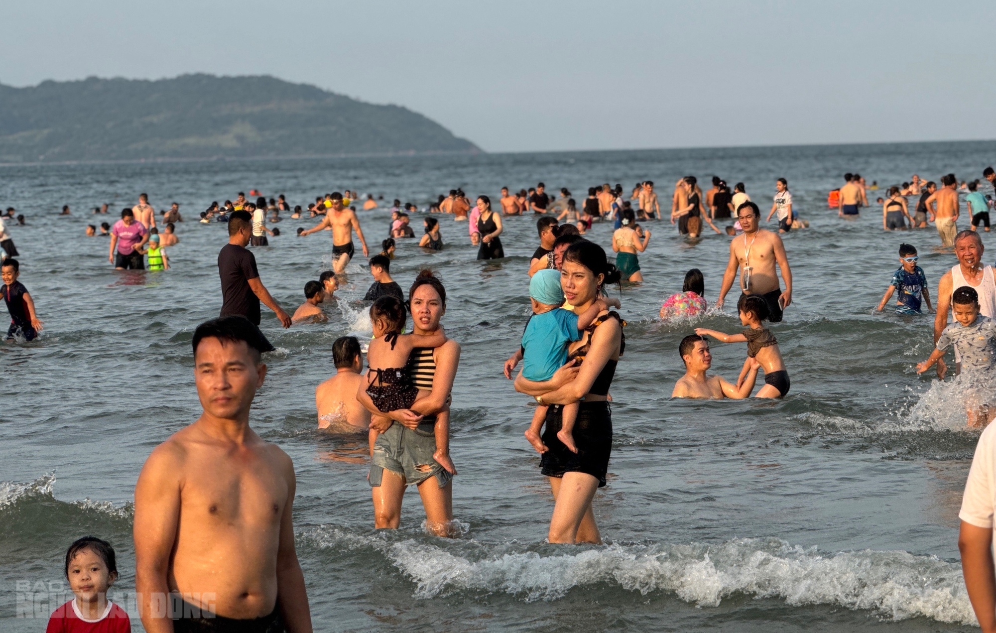 B&atilde;i biển Đ&agrave; Nẵng đ&ocirc;ng k&iacute;n người trong ng&agrave;y nghỉ lễ 30 - 4 2026 - Ảnh 12.