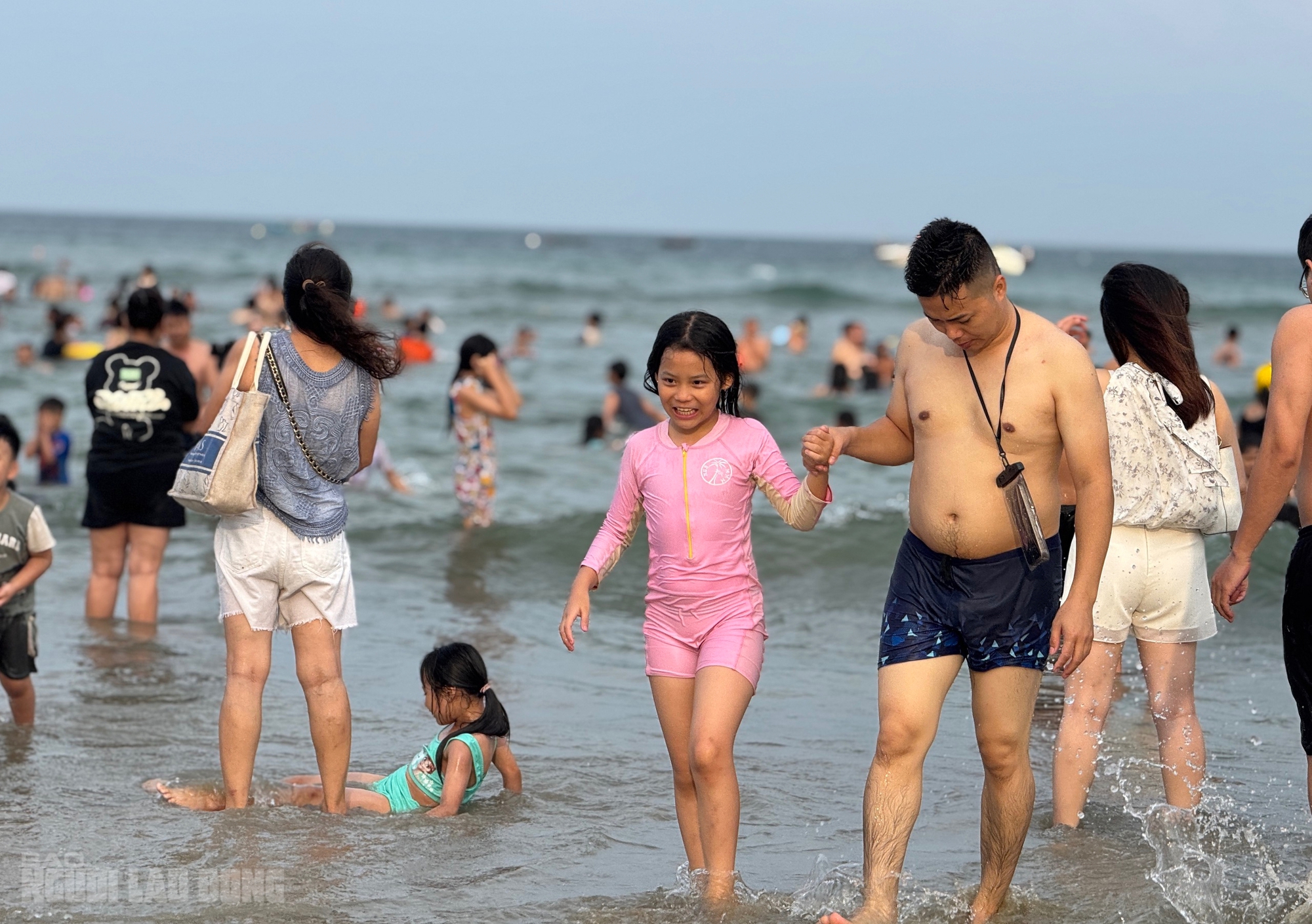 B&atilde;i biển Đ&agrave; Nẵng đ&ocirc;ng k&iacute;n người trong ng&agrave;y nghỉ lễ 30 - 4 2026 - Ảnh 14.