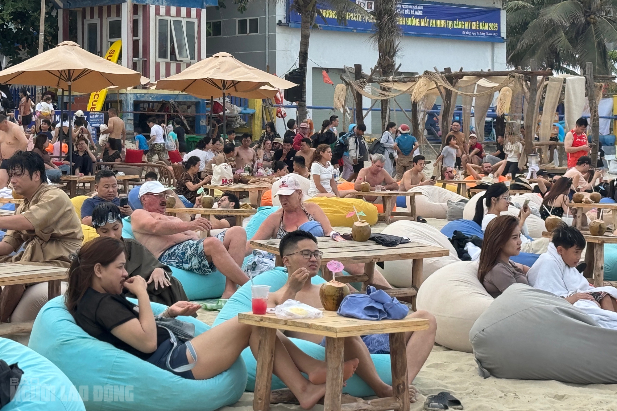 B&atilde;i biển Đ&agrave; Nẵng đ&ocirc;ng k&iacute;n người trong ng&agrave;y nghỉ lễ 30 - 4 2026 - Ảnh 16.