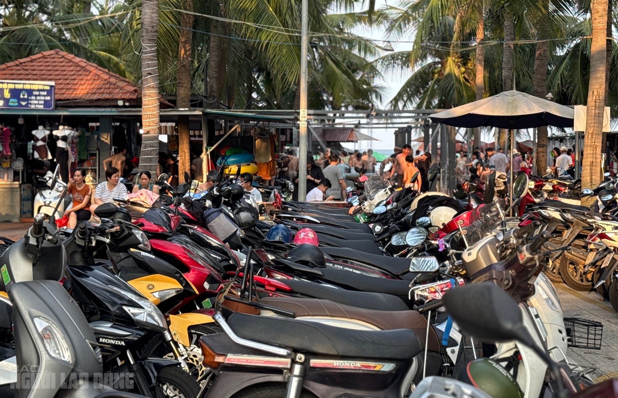 B&atilde;i biển Đ&agrave; Nẵng đ&ocirc;ng k&iacute;n người trong ng&agrave;y nghỉ lễ 30 - 4 2026 - Ảnh 18.