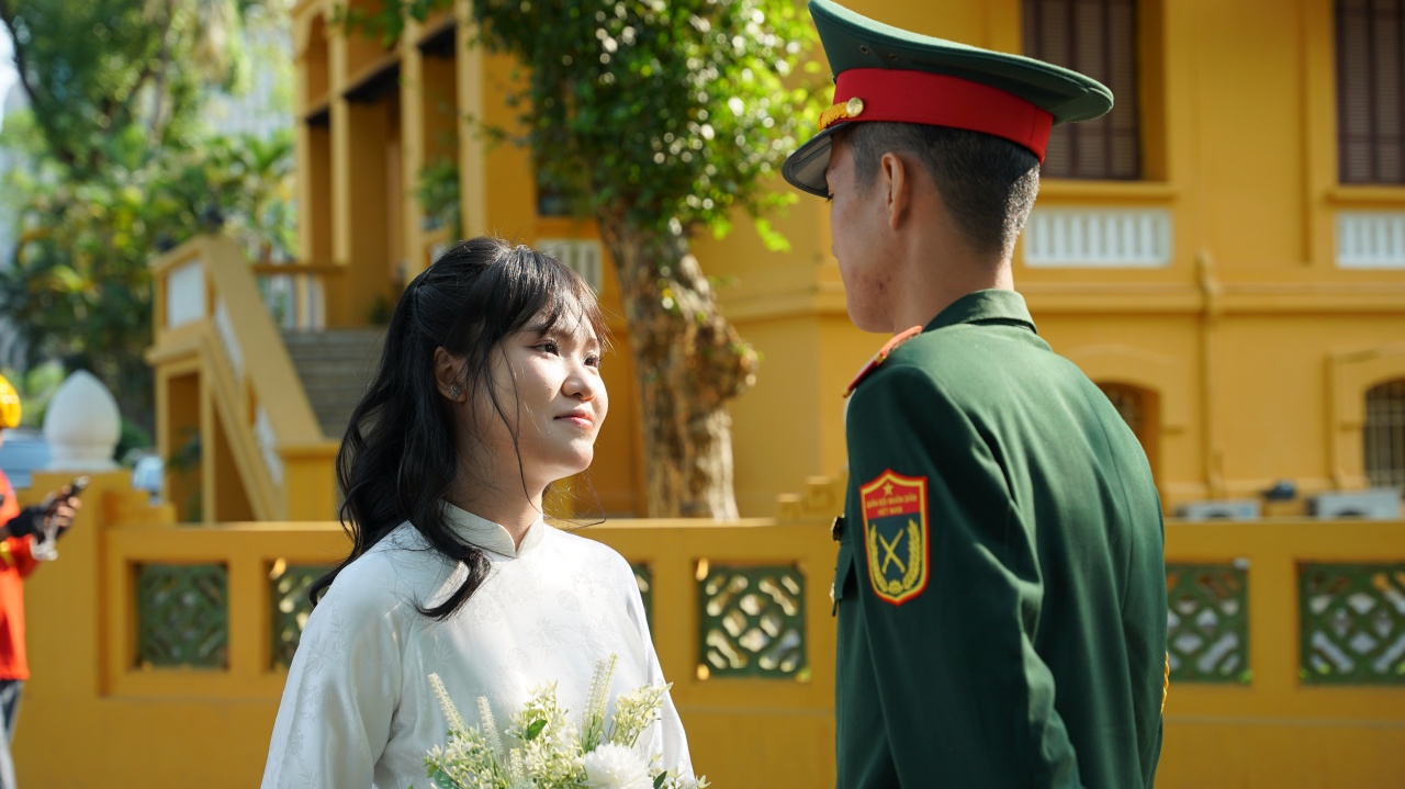 D&ograve;ng người xếp h&agrave;ng d&agrave;i trong nắng sớm, v&agrave;o viếng Lăng B&aacute;c ng&agrave;y 30/4 - Ảnh 16.