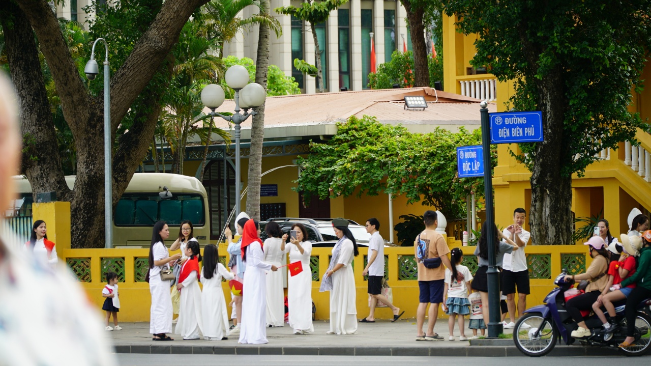 D&ograve;ng người xếp h&agrave;ng d&agrave;i trong nắng sớm, v&agrave;o viếng Lăng B&aacute;c ng&agrave;y 30/4 - Ảnh 15.