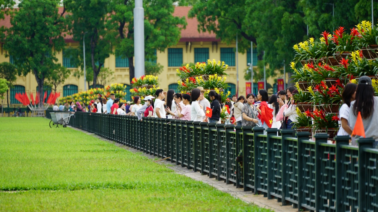 D&ograve;ng người xếp h&agrave;ng d&agrave;i trong nắng sớm, v&agrave;o viếng Lăng B&aacute;c ng&agrave;y 30/4 - Ảnh 18.