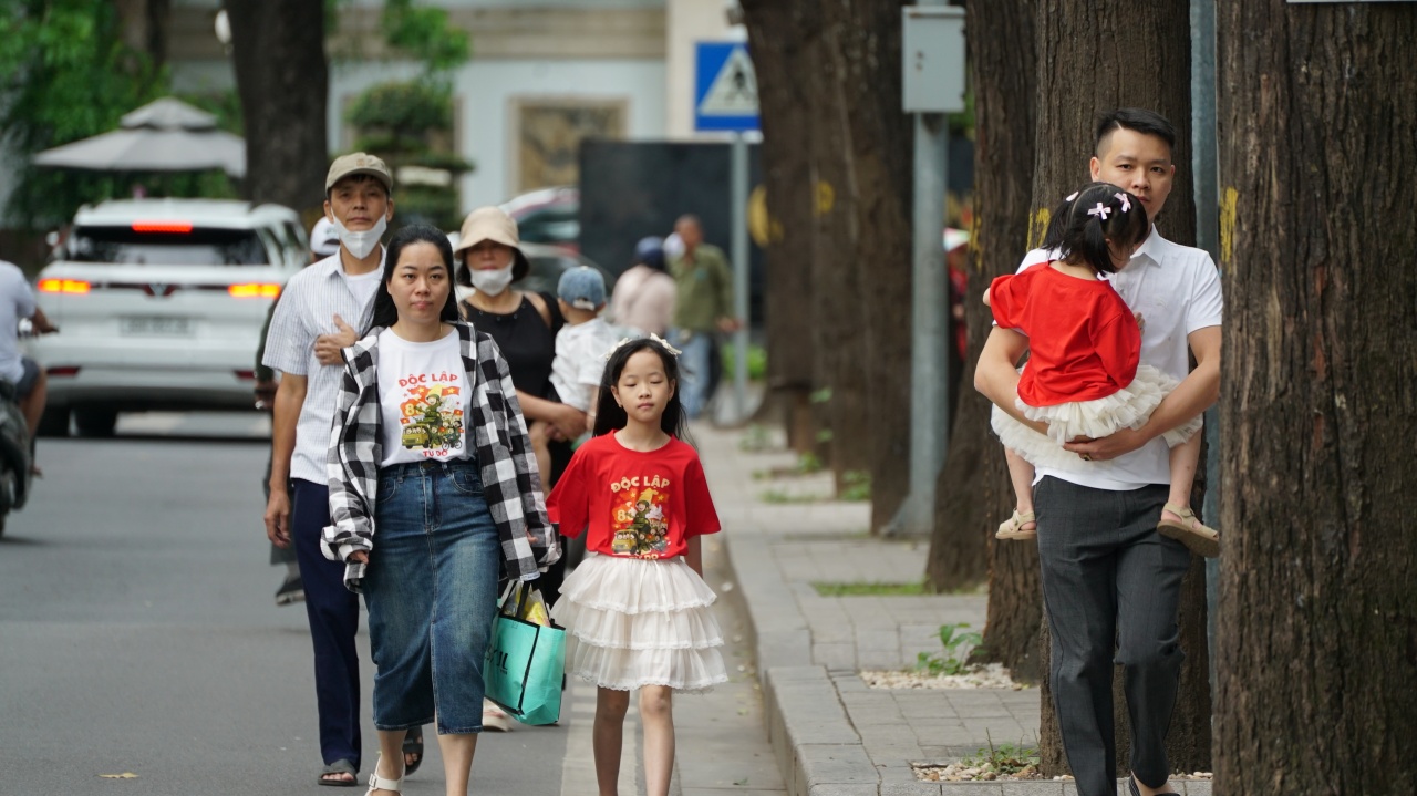 D&ograve;ng người xếp h&agrave;ng d&agrave;i trong nắng sớm, v&agrave;o viếng Lăng B&aacute;c ng&agrave;y 30/4 - Ảnh 17.