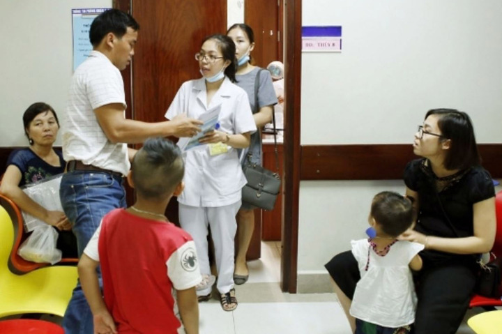 Con ốm, cả bố v&agrave; mẹ c&ugrave;ng được nghỉ chăm v&agrave; hưởng Bảo hiểm x&atilde; hội- Ảnh 1.