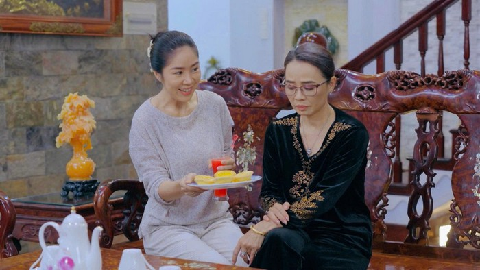 Sự thật về mẹ chồng kh&oacute; ưa trong "B&oacute;ng ma hạnh ph&uacute;c": Tuổi ngo&agrave;i 50 vẫn eo thon d&aacute;ng chuẩn, s&aacute;ng n&agrave;o cũng tập động t&aacute;c siết bụng tại nh&agrave;- Ảnh 1.