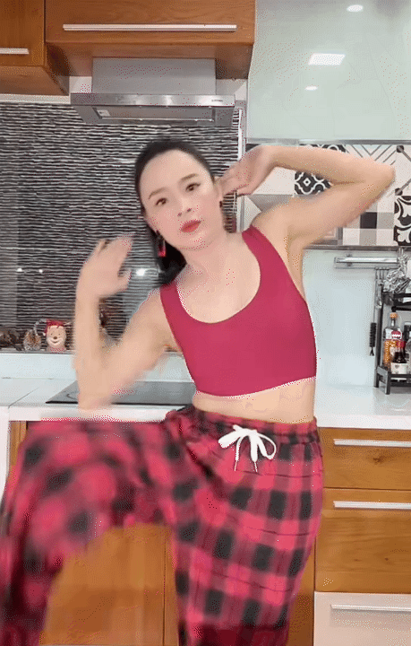 Sự thật về mẹ chồng kh&oacute; ưa trong "B&oacute;ng ma hạnh ph&uacute;c": Tuổi ngo&agrave;i 50 vẫn eo thon d&aacute;ng chuẩn, s&aacute;ng n&agrave;o cũng tập động t&aacute;c siết bụng tại nh&agrave;- Ảnh 24.