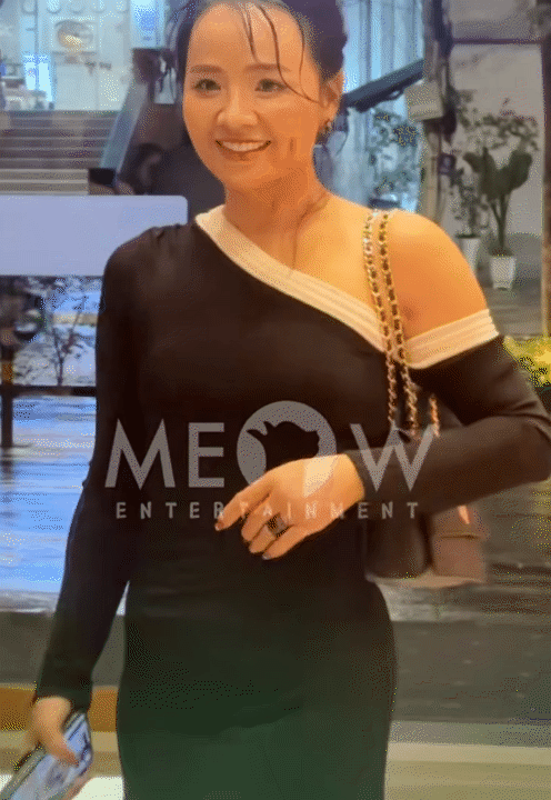 Sự thật về mẹ chồng kh&oacute; ưa trong "B&oacute;ng ma hạnh ph&uacute;c": Tuổi ngo&agrave;i 50 vẫn eo thon d&aacute;ng chuẩn, s&aacute;ng n&agrave;o cũng tập động t&aacute;c siết bụng tại nh&agrave;- Ảnh 12.