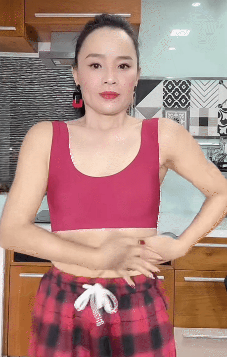 Sự thật về mẹ chồng kh&oacute; ưa trong "B&oacute;ng ma hạnh ph&uacute;c": Tuổi ngo&agrave;i 50 vẫn eo thon d&aacute;ng chuẩn, s&aacute;ng n&agrave;o cũng tập động t&aacute;c siết bụng tại nh&agrave;- Ảnh 20.