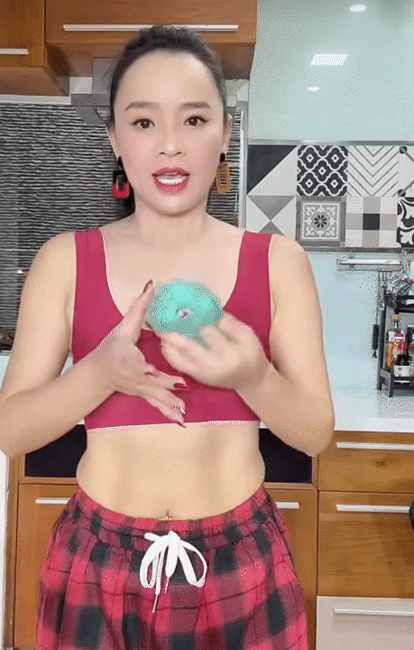 Sự thật về mẹ chồng kh&oacute; ưa trong "B&oacute;ng ma hạnh ph&uacute;c": Tuổi ngo&agrave;i 50 vẫn eo thon d&aacute;ng chuẩn, s&aacute;ng n&agrave;o cũng tập động t&aacute;c siết bụng tại nh&agrave;- Ảnh 19.