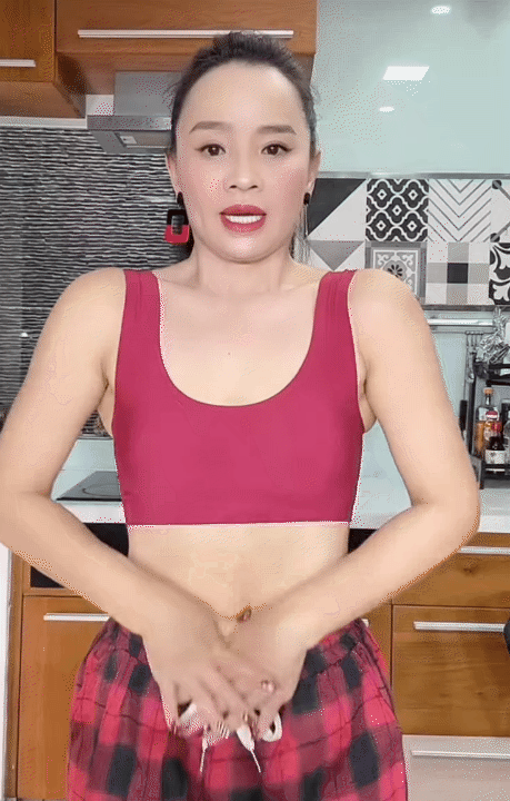 Sự thật về mẹ chồng kh&oacute; ưa trong "B&oacute;ng ma hạnh ph&uacute;c": Tuổi ngo&agrave;i 50 vẫn eo thon d&aacute;ng chuẩn, s&aacute;ng n&agrave;o cũng tập động t&aacute;c siết bụng tại nh&agrave;- Ảnh 21.