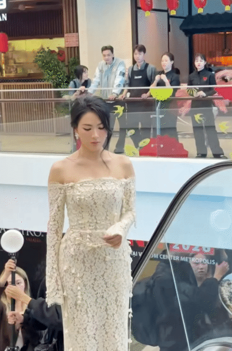 Hoa hậu Hương Giang v&agrave; n&agrave;ng thơ "phim giờ v&agrave;ng VTV" c&ugrave;ng đọ sắc với mẫu đầm ren gi&aacute; hơn 11 triệu của local brand Việt- Ảnh 1.