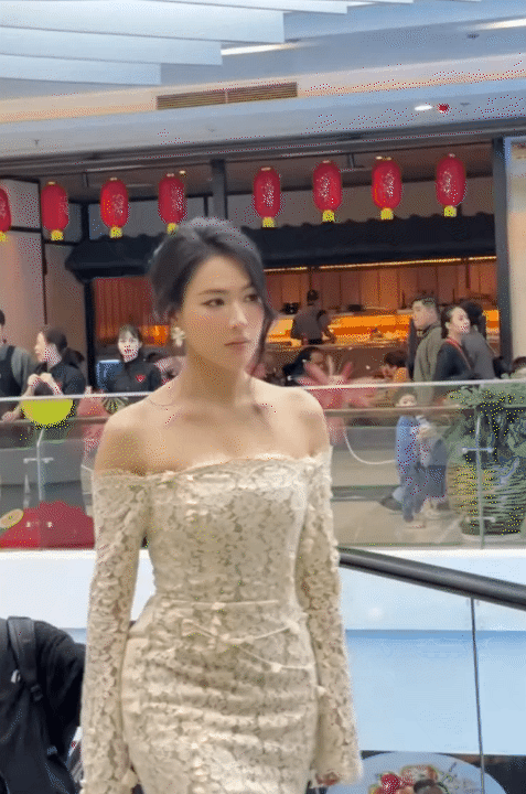 Hoa hậu Hương Giang v&agrave; n&agrave;ng thơ "phim giờ v&agrave;ng VTV" c&ugrave;ng đọ sắc với mẫu đầm ren gi&aacute; hơn 11 triệu của local brand Việt- Ảnh 2.