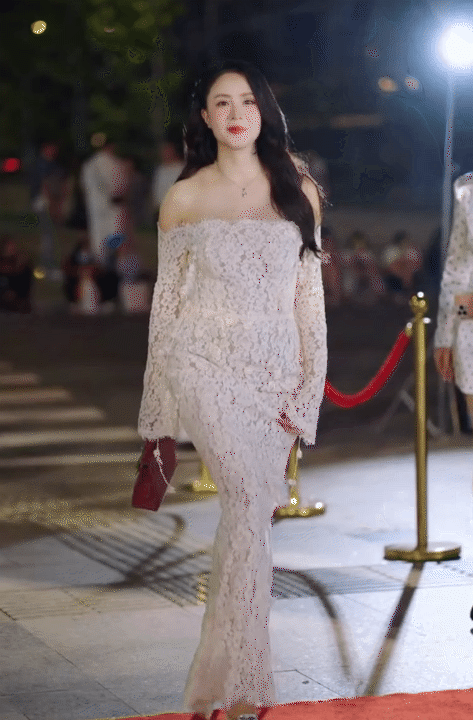 Hoa hậu Hương Giang v&agrave; n&agrave;ng thơ "phim giờ v&agrave;ng VTV" c&ugrave;ng đọ sắc với mẫu đầm ren gi&aacute; hơn 11 triệu của local brand Việt- Ảnh 5.