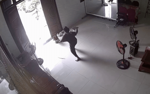 43 triệu người "n&iacute;n thở" v&igrave; 1 chuyện diễn ra trong nh&agrave; L&ecirc; Dương Bảo L&acirc;m, h&agrave;ng x&oacute;m phải k&eacute;o đến xem hiện trường- Ảnh 1.