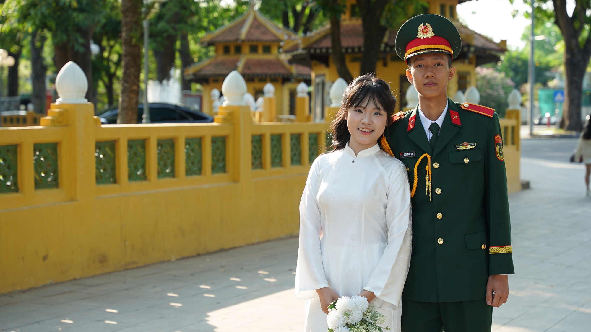 D&ograve;ng người xếp h&agrave;ng d&agrave;i trong nắng sớm, v&agrave;o viếng Lăng B&aacute;c ng&agrave;y 30/4 - Ảnh 12.