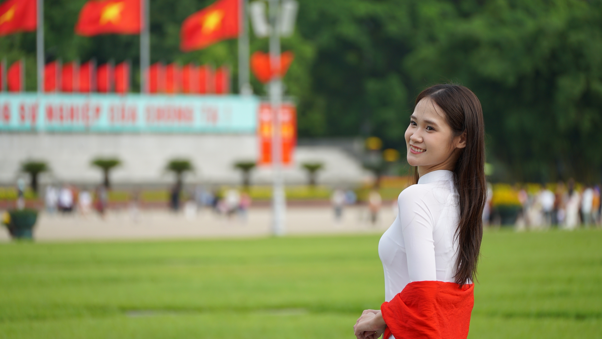 D&ograve;ng người xếp h&agrave;ng d&agrave;i trong nắng sớm, v&agrave;o viếng Lăng B&aacute;c ng&agrave;y 30/4 - Ảnh 11.