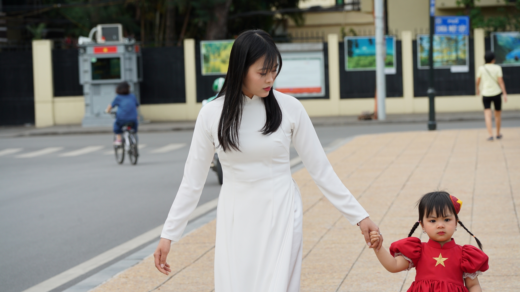 D&ograve;ng người xếp h&agrave;ng d&agrave;i trong nắng sớm, v&agrave;o viếng Lăng B&aacute;c ng&agrave;y 30/4 - Ảnh 14.