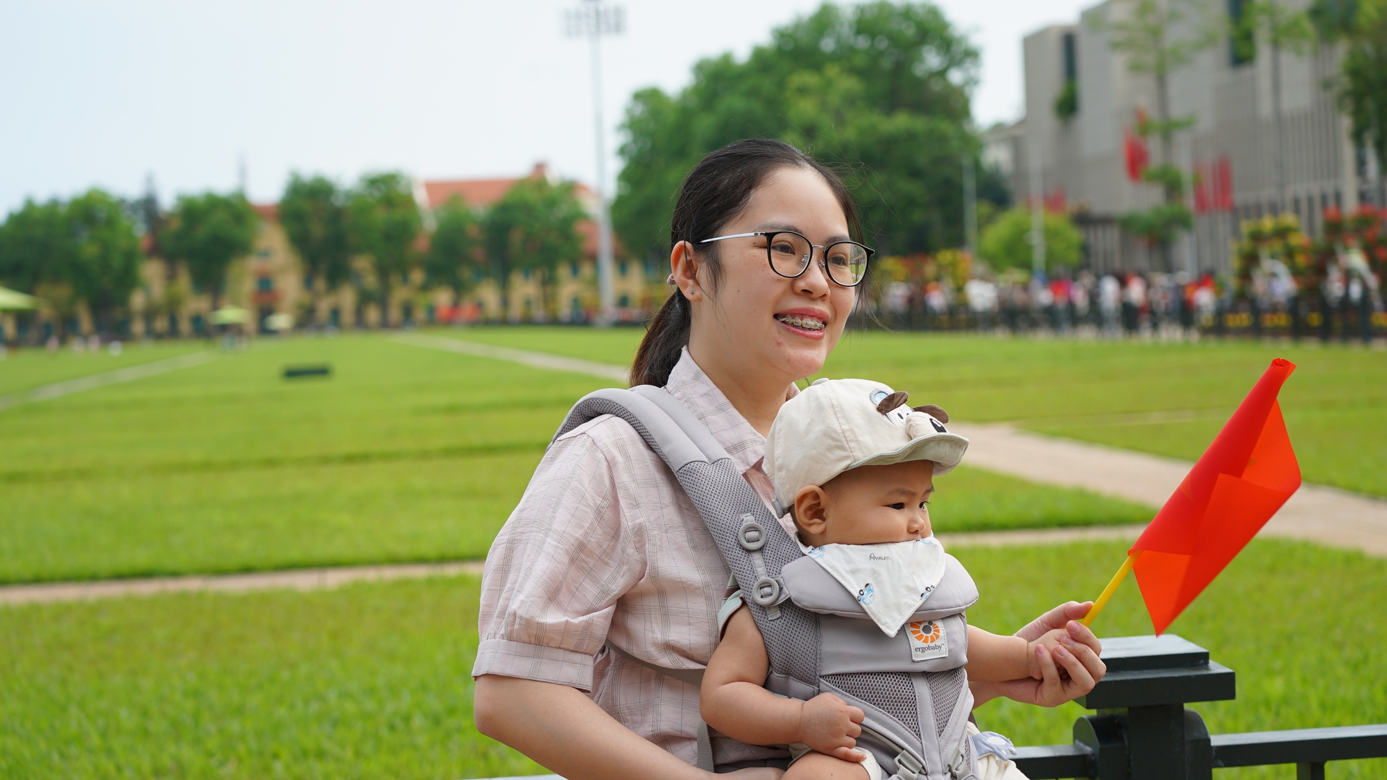 D&ograve;ng người xếp h&agrave;ng d&agrave;i trong nắng sớm, v&agrave;o viếng Lăng B&aacute;c ng&agrave;y 30/4 - Ảnh 10.