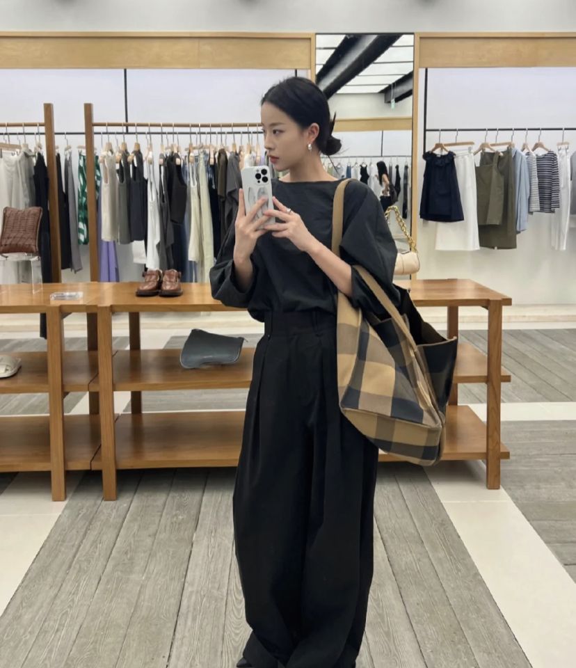 &Aacute;p lực &ldquo;sống như tr&ecirc;n mạng&rdquo; khiến nhiều người ti&ecirc;u tiền vượt khả năng v&agrave; những hệ lụy ph&iacute;a sau- Ảnh 1.