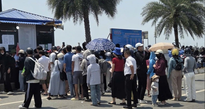 &Ocirc; t&ocirc; , xe m&aacute;y xếp h&agrave;ng d&agrave;i chờ qua ph&agrave; C&aacute;t B&agrave; s&aacute;ng 30 - 4 - Ảnh 3.