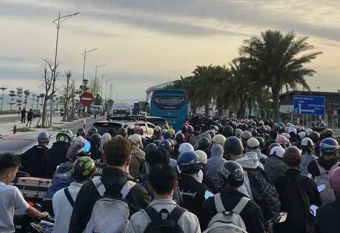 &Ocirc; t&ocirc; , xe m&aacute;y xếp h&agrave;ng d&agrave;i chờ qua ph&agrave; C&aacute;t B&agrave; s&aacute;ng 30 - 4 - Ảnh 1.