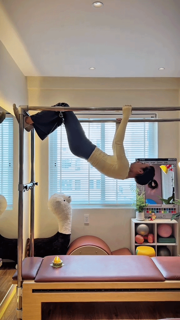 Phương Anh Đ&agrave;o thổi nến theo c&aacute;ch đặc biệt, nh&igrave;n l&agrave; biết giữ d&aacute;ng c&oacute; nghề- Ảnh 1.