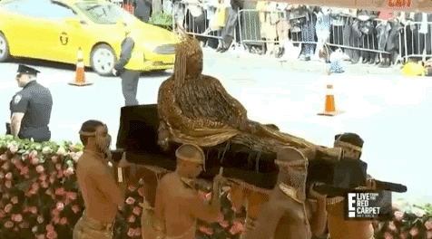 Chưa c&oacute; m&ugrave;a Met Gala n&agrave;o m&agrave; ai cũng "mặc hề" đến vậy, 7 năm tr&ocirc;i qua nhưng d&acirc;n t&igrave;nh vẫn chế meme một người- Ảnh 4.