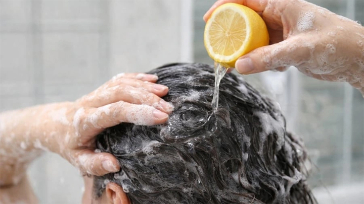 Lợi &iacute;ch v&agrave; rủi ro của việc gội đầu bằng chanh- Ảnh 1.