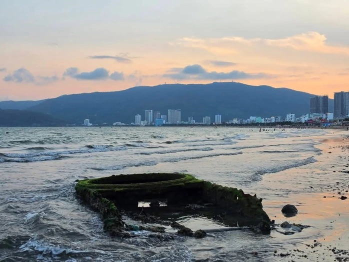 Cận cảnh trục vớt x&aacute;c xe tăng v&ugrave;i s&acirc;u dưới b&atilde;i biển Quy Nhơn - Ảnh 16.