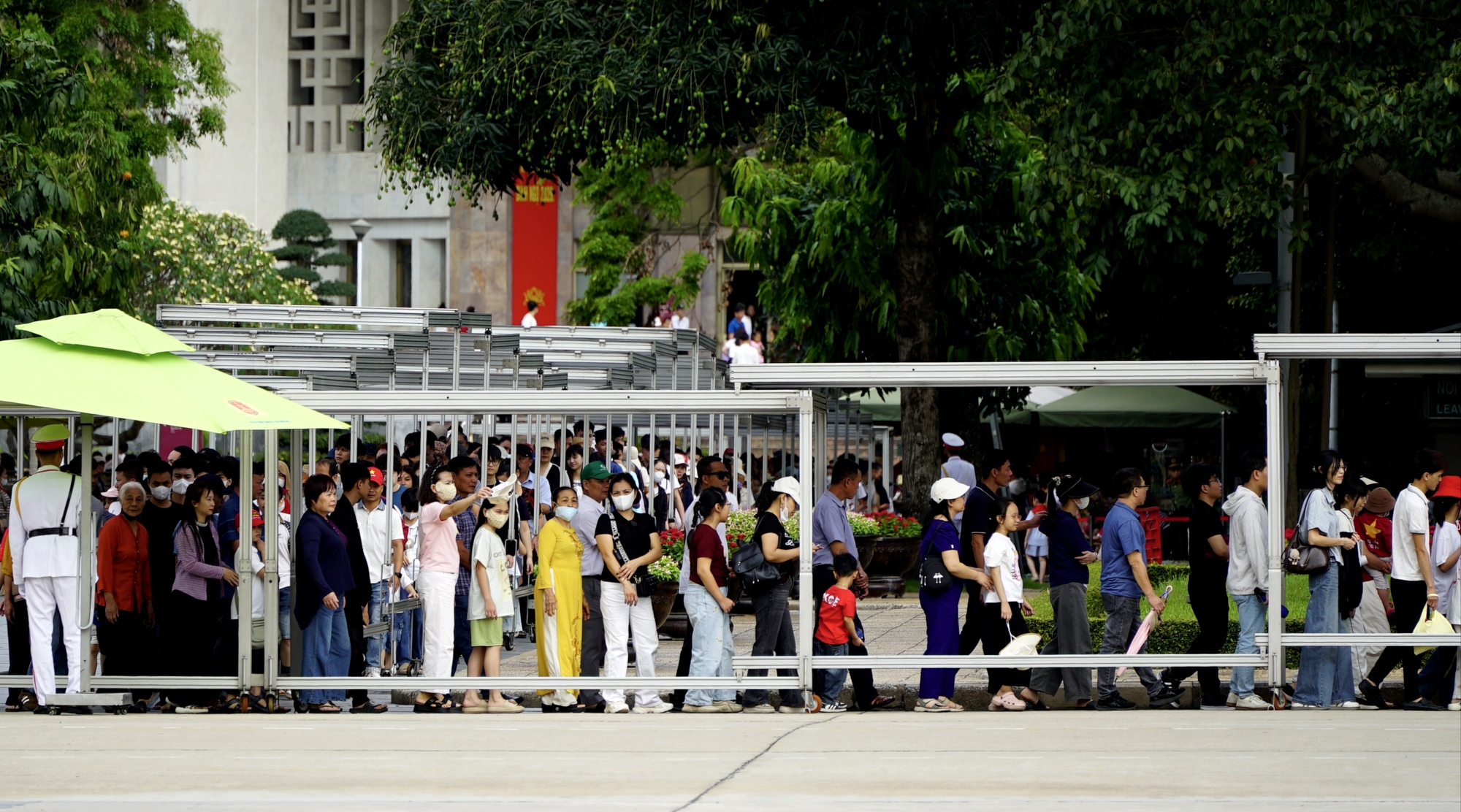 D&ograve;ng người xếp h&agrave;ng d&agrave;i trong nắng sớm, v&agrave;o viếng Lăng B&aacute;c ng&agrave;y 30/4 - Ảnh 6.