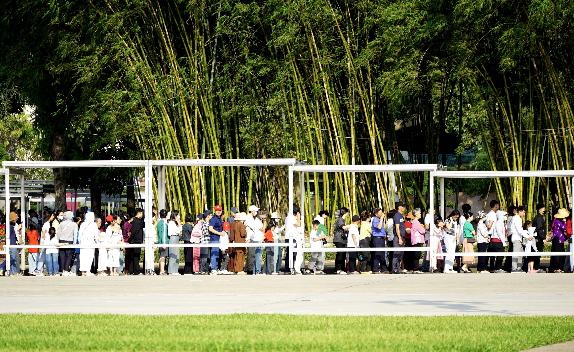 D&ograve;ng người xếp h&agrave;ng d&agrave;i trong nắng sớm, v&agrave;o viếng Lăng B&aacute;c ng&agrave;y 30/4 - Ảnh 5.