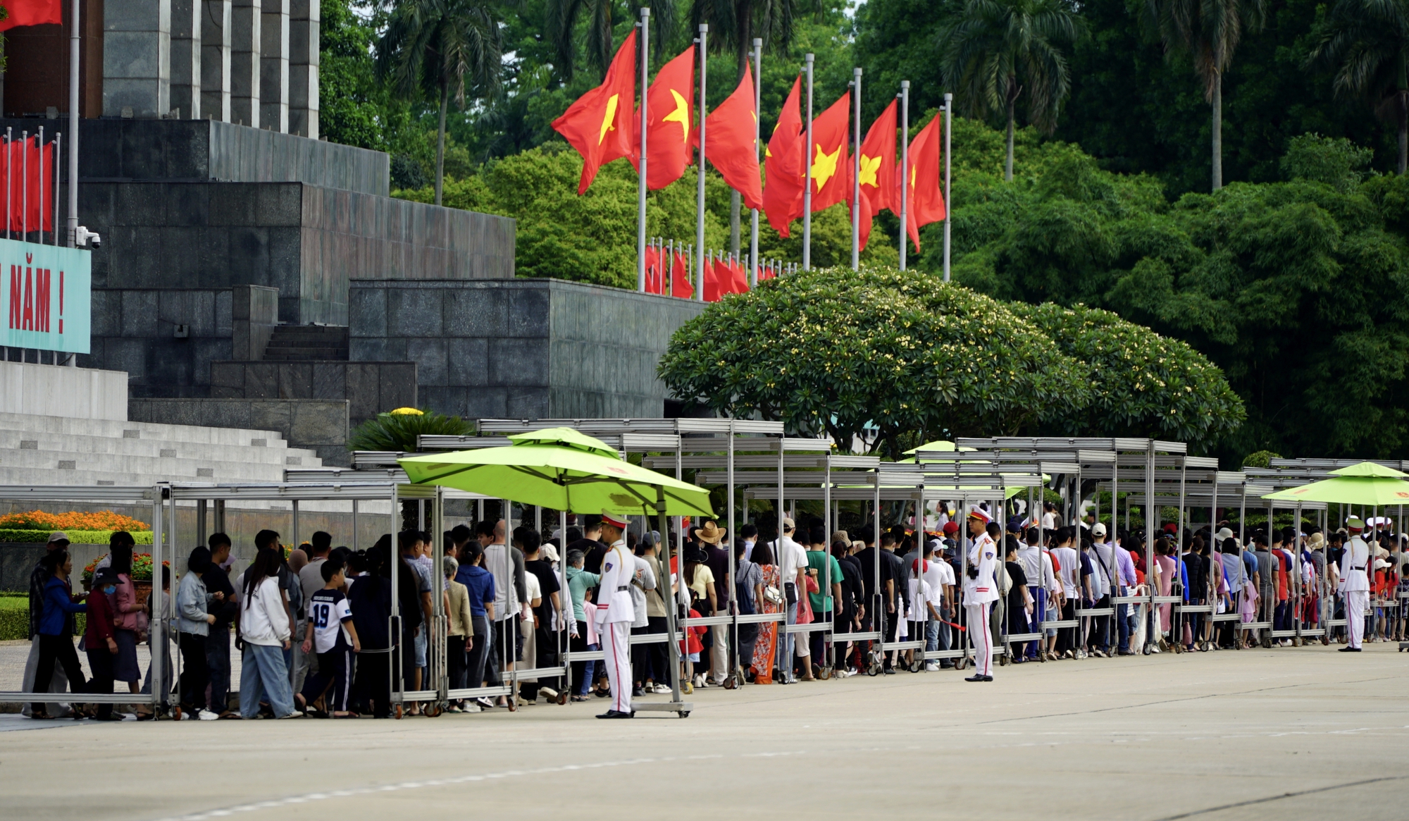 D&ograve;ng người xếp h&agrave;ng d&agrave;i trong nắng sớm, v&agrave;o viếng Lăng B&aacute;c ng&agrave;y 30/4 - Ảnh 4.