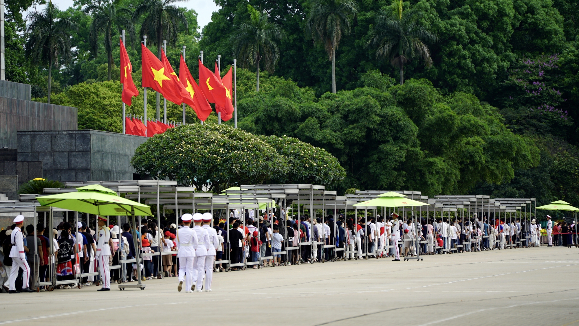D&ograve;ng người xếp h&agrave;ng d&agrave;i trong nắng sớm, v&agrave;o viếng Lăng B&aacute;c ng&agrave;y 30/4 - Ảnh 3.
