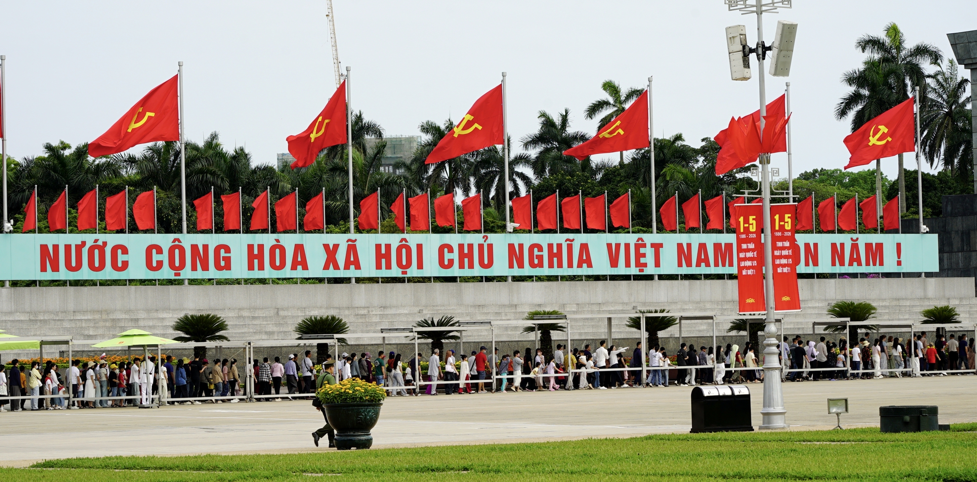 D&ograve;ng người xếp h&agrave;ng d&agrave;i trong nắng sớm, v&agrave;o viếng Lăng B&aacute;c ng&agrave;y 30/4 - Ảnh 2.