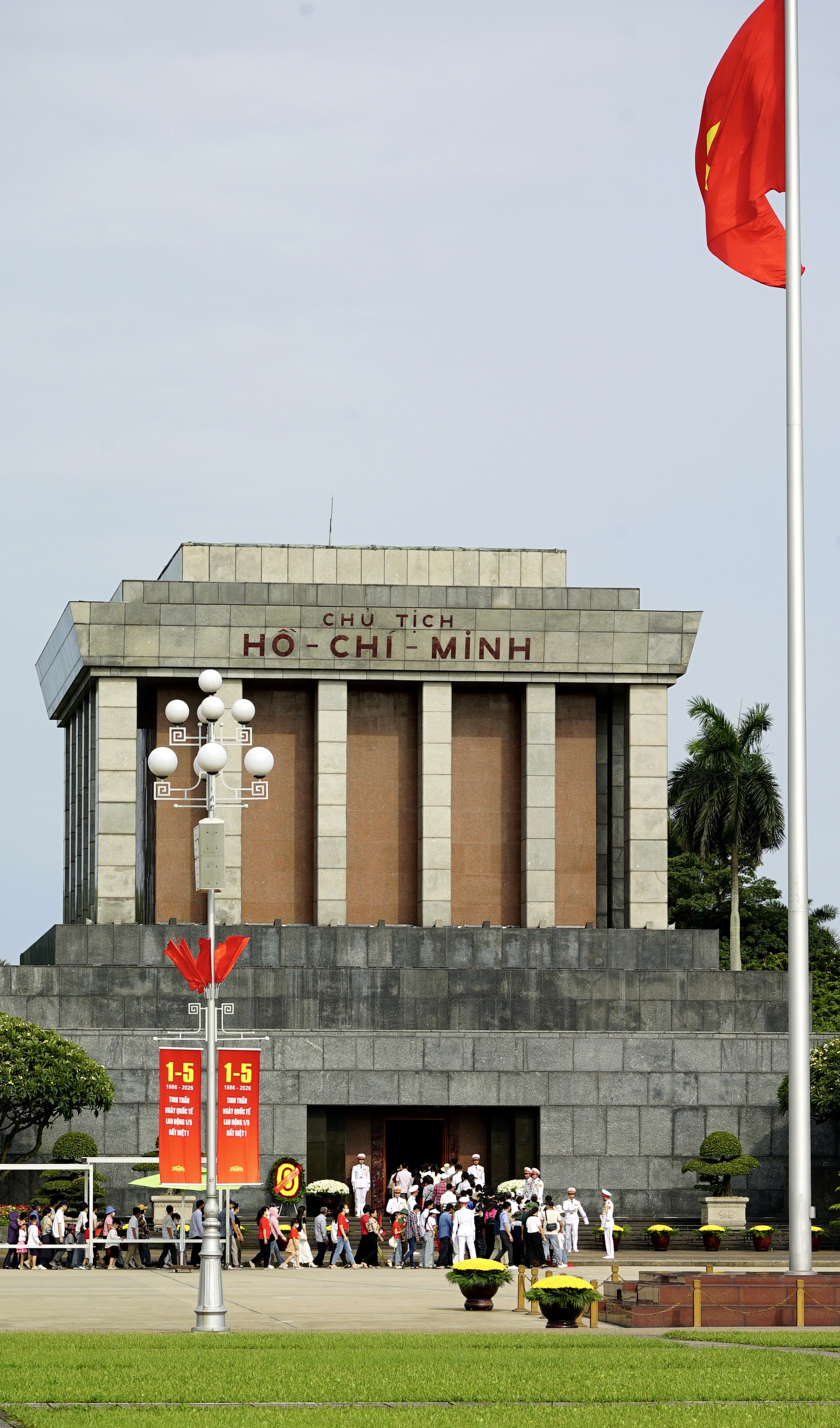 D&ograve;ng người xếp h&agrave;ng d&agrave;i trong nắng sớm, v&agrave;o viếng Lăng B&aacute;c ng&agrave;y 30/4 - Ảnh 1.