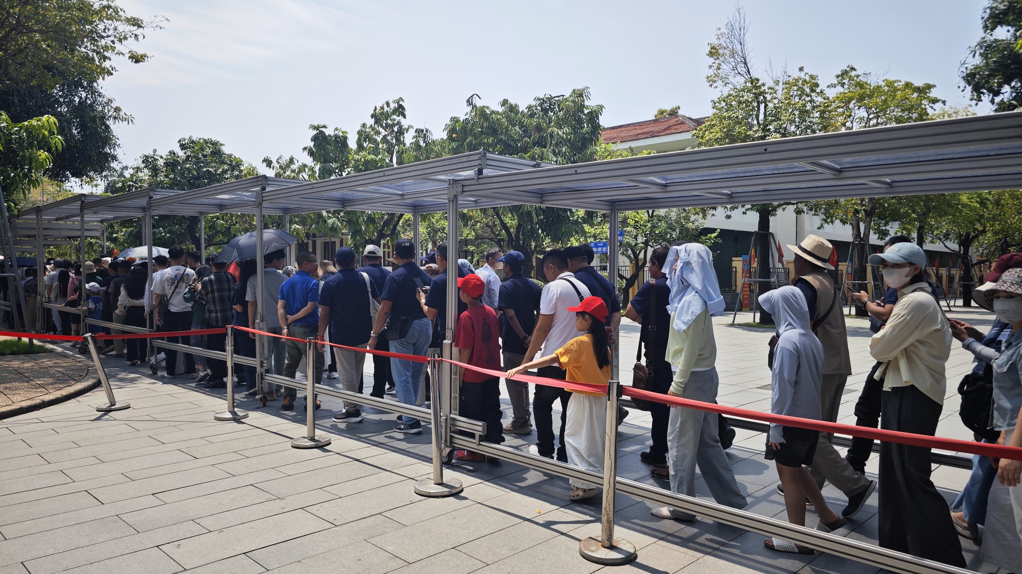 D&ograve;ng người xếp h&agrave;ng d&agrave;i trong nắng sớm, v&agrave;o viếng Lăng B&aacute;c ng&agrave;y 30/4 - Ảnh 8.