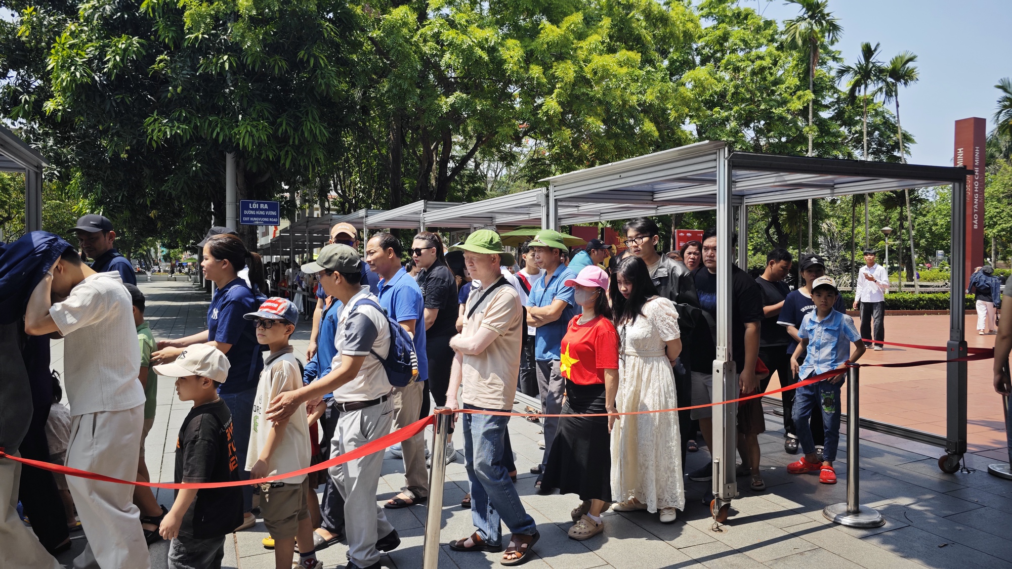 D&ograve;ng người xếp h&agrave;ng d&agrave;i trong nắng sớm, v&agrave;o viếng Lăng B&aacute;c ng&agrave;y 30/4 - Ảnh 7.