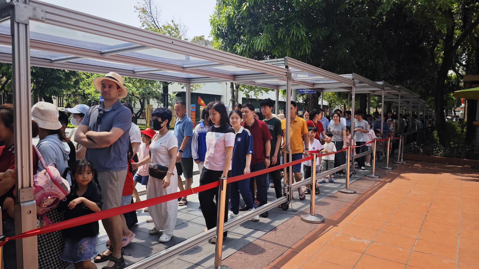 D&ograve;ng người xếp h&agrave;ng d&agrave;i trong nắng sớm, v&agrave;o viếng Lăng B&aacute;c ng&agrave;y 30/4 - Ảnh 9.