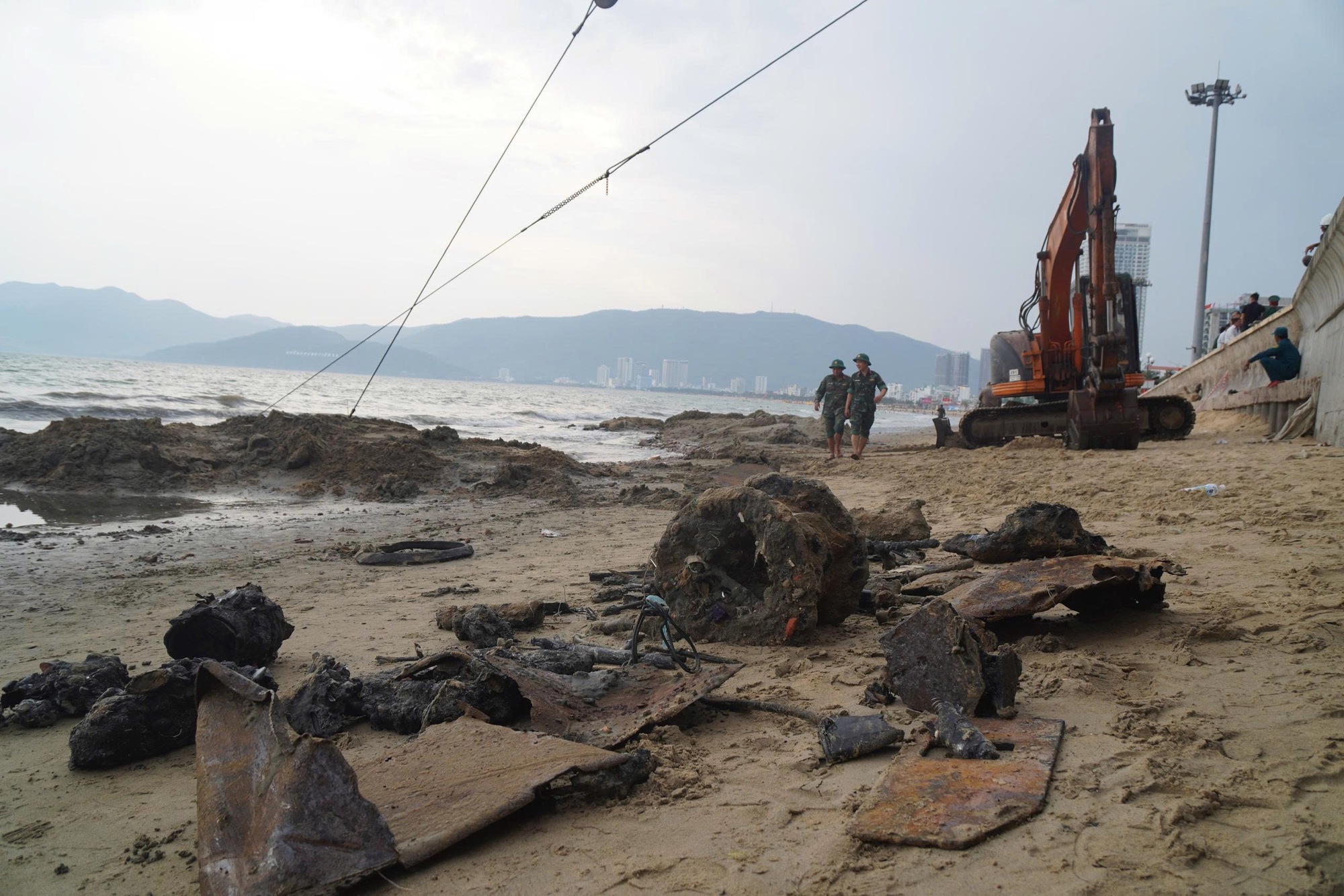 Cận cảnh trục vớt x&aacute;c xe tăng v&ugrave;i s&acirc;u dưới b&atilde;i biển Quy Nhơn - Ảnh 4.