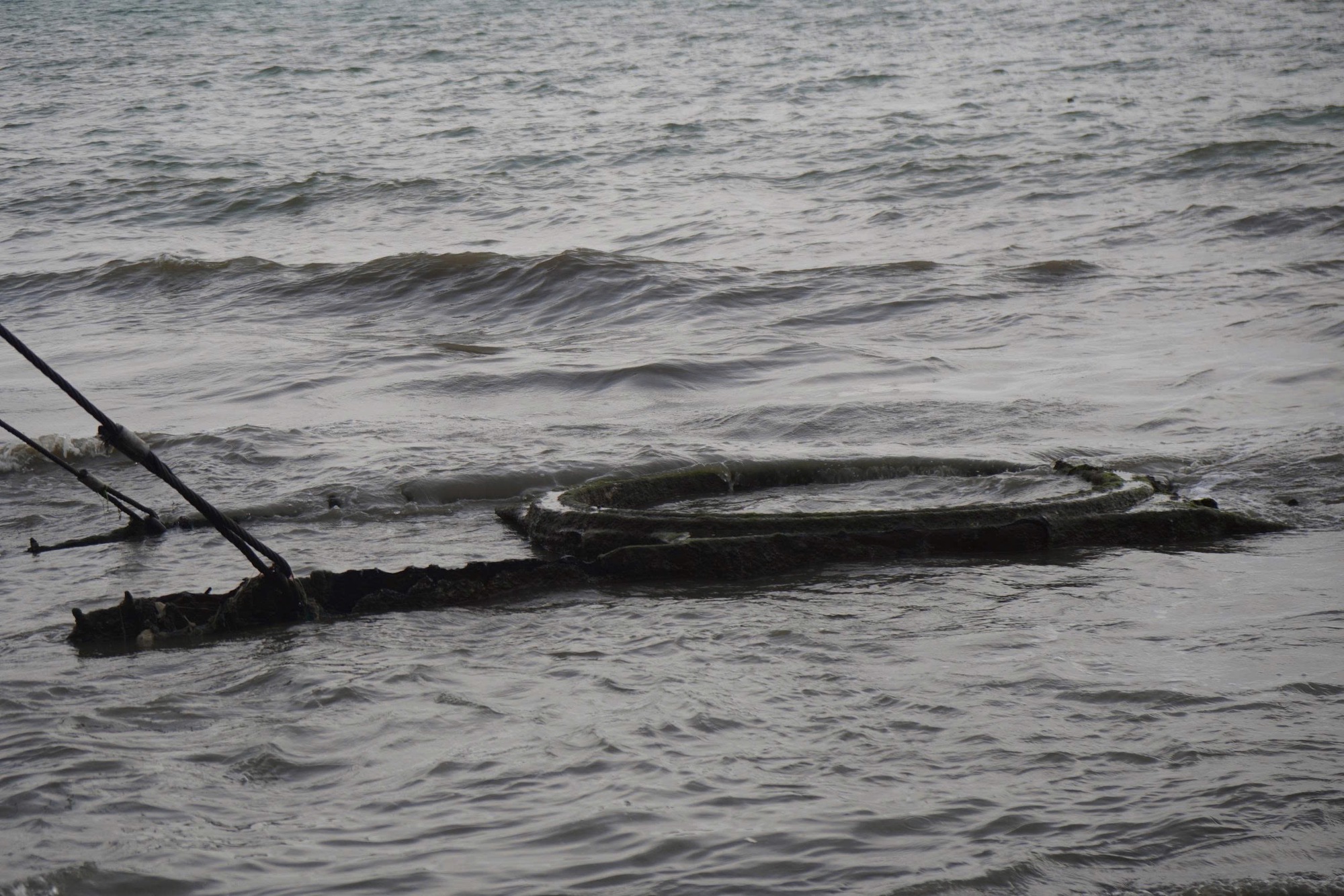 Cận cảnh trục vớt x&aacute;c xe tăng v&ugrave;i s&acirc;u dưới b&atilde;i biển Quy Nhơn - Ảnh 6.