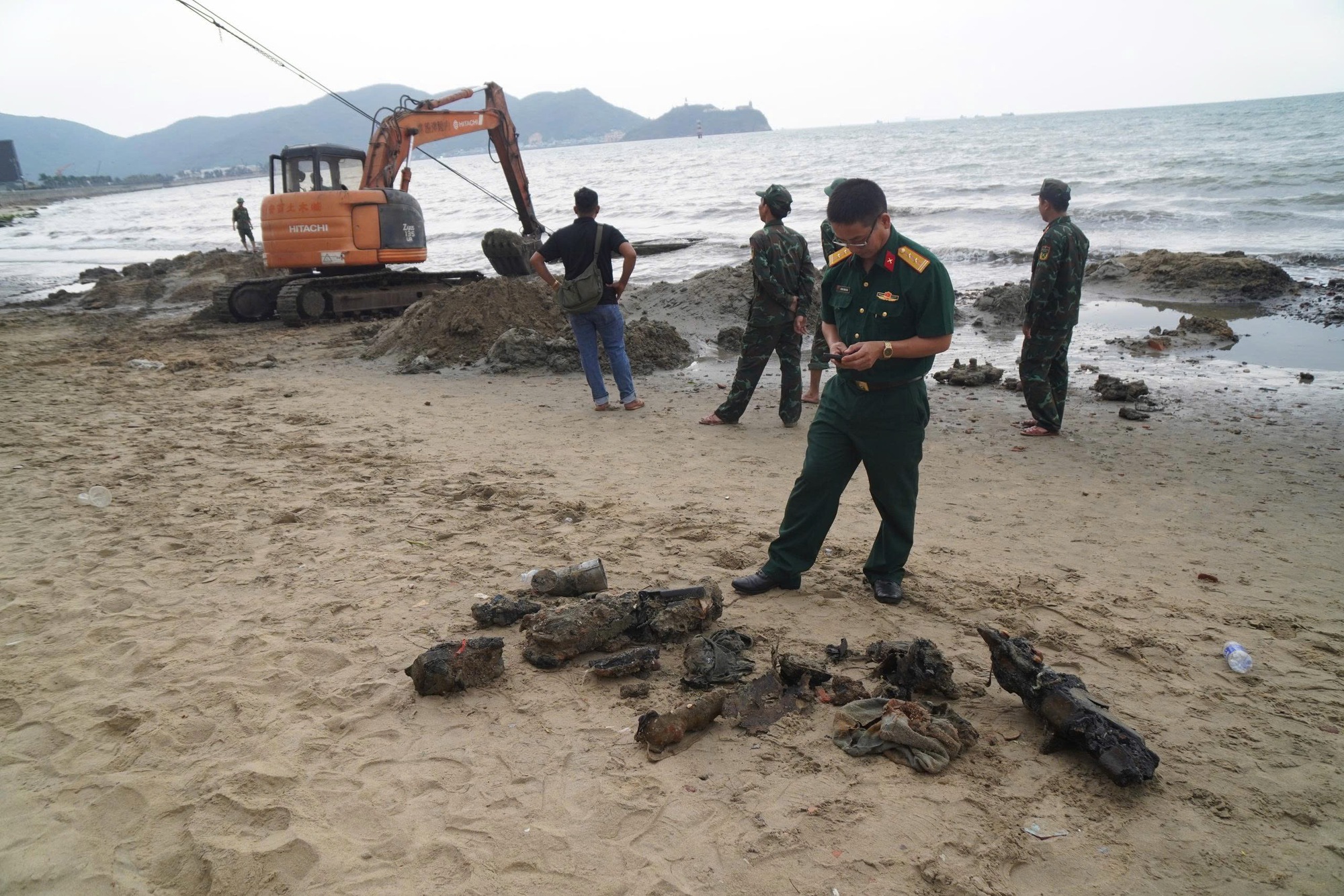 Cận cảnh trục vớt x&aacute;c xe tăng v&ugrave;i s&acirc;u dưới b&atilde;i biển Quy Nhơn - Ảnh 7.