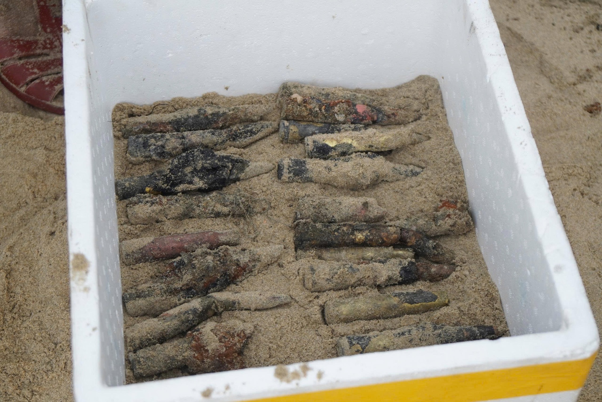 Cận cảnh trục vớt x&aacute;c xe tăng v&ugrave;i s&acirc;u dưới b&atilde;i biển Quy Nhơn - Ảnh 8.