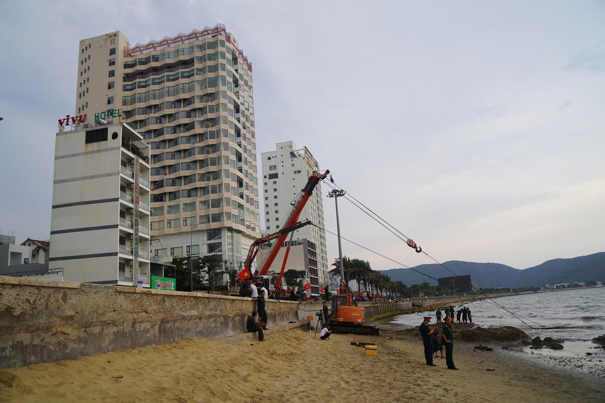 Cận cảnh trục vớt x&aacute;c xe tăng v&ugrave;i s&acirc;u dưới b&atilde;i biển Quy Nhơn - Ảnh 10.